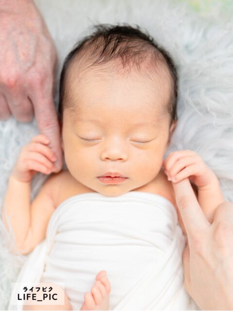 「1人目の時、撮らずに後悔した、やっぱり撮っておけばよかった😢」
「産前産後、撮ろうか悩んでる間に期間が過ぎちゃった」
SNSでそんなつぶやき、よく目にします。
そして、撮影されたお客さまからよくいただくのは「撮るか迷ったけれど、やっぱり撮ってよかった！！」のお声。

この時期だけの特別な愛おしさを残すニューボーンフォトが、
きっと、この先の育児生活の中での、
ステキな”こころのお守り”になってくれます。

▫️ニューボーンフォト　21,000円〜
ご準備いただくのは２×２mほどのスペースでOKです。
▫️産後まだ撮れるかな？などご相談だけも歓迎です
まずはお気軽にコメント・プロフィールへどうぞ🥰

…出張撮影LIFE_PIC（ライフピク）…
横浜エリアを中心に、ご自宅やお参り先などへ出張撮影に伺います。
ニューボーンフォトからお宮参り・七五三・入園入学・成人式と、ご家族のライフイベントに広く寄り添って撮影させていただいています。
【記念日、がんばらなくて大丈夫！】
「頑張らなきゃいけない記念日」から「頑張らなくていい、楽しい記念日」へ。準備にお世話に、記念の日の大変なあれこれ。少しでも軽くなるようにお手伝いができれば幸いです。

#ニューボーンフォト
#赤ちゃん
#出張撮影横浜
#新生児
#横浜ママ