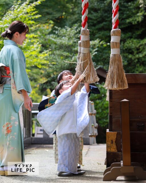 自然なお参りの風景もお撮りしています♪ 七五三、がんばらなくて大丈夫！レンタル・着付け・撮影、丸ごと全部おまかせ！
七五三準備がグッと楽になる✨
「やばい、そろそろ七五三の事決めないと…」「何していいか分からない！」そんな大変なママに。お子さまはもちろん、ママパパが頑張りすぎない、楽しい記念日を過ごせる「おまかせプラン」👘
当日、お着物を持ってカメラマンがお伺いします。ご自宅で着付け→そのままお参りへ！
お子さまのご機嫌が心配な方、小さいごきょだいのいらっしゃるご家庭に特におすすめです✨ #七五三 #着物レンタル #出張撮影横浜
#記念撮影
#出張着付け