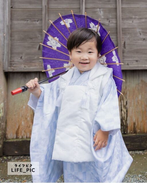 大人気の男の子の3歳七五三⛩飽きちゃっても、遊んじゃっても、大丈夫！
かっこいいポーズも、自然な様子も、みんなカメラにおさめます✨着付けが出来るカメラマンなので、元気なお子さまのお着物の着崩れも安心です◎
⁡
着物レンタル＋おうち出張着付け＋ロケ撮影まで、七五三ぜんぶおまかせな「まるごとプラン」
33000円～
⁡
 #出張撮影
 #七五三
 #ロケ撮影
 #横浜
 #神奈川