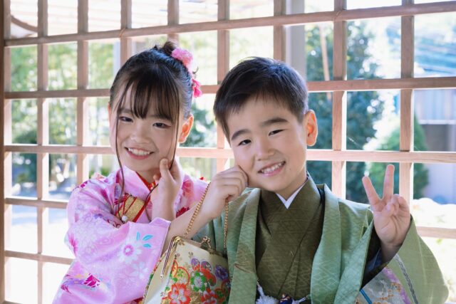 七五三まるごとプラン＋ママの訪問着をご利用いただきました✨七五三って、着物を準備して、着付けをして、
忘れ物がないか確認して、
お参りして、写真も残して……

気づけば、ママもパパも大忙し。

でもせっかくの記念日だからこそ、
「ちゃんとしなきゃ」より
ご家族みんなで楽しめる一日にしてほしいと思っています🍀

LIFE_PICでは、
撮影はもちろん、
おうち出張着付けや着物レンタルまでまとめてご相談OK。

お子さまは、いつものおうちでゆっくりお支度。
途中でおやつを食べたり、
テレビを見たりしても大丈夫です☺️

ママはその間にご自身のお支度や
お出かけ準備をどうぞ。

少しくらい予定通りじゃなくても大丈夫。
泣いたり、疲れたり、寄り道したり。
そんな時間も含めて、ご家族らしい七五三です。

記念日、がんばりすぎなくて大丈夫🎉

#横浜七五三
#七五三出張撮影 
#出張着付け
#七五三着物レンタル
#ロケ撮影